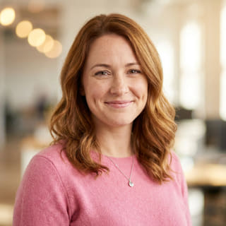Emily Watson, oppført som leder for kundestøtte hos Selje Vermolund, i et profilbilde